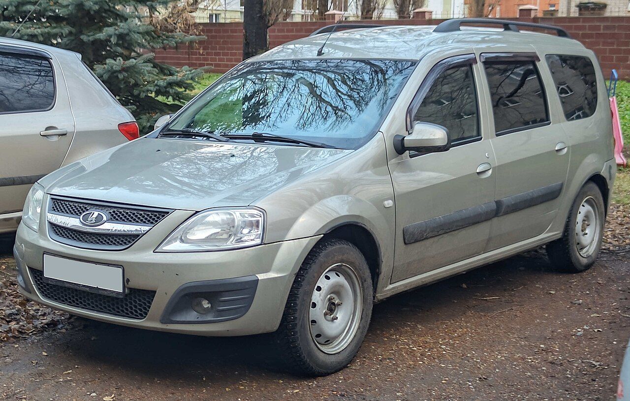Фото модели: Lada Largus, вид спереди сбоку