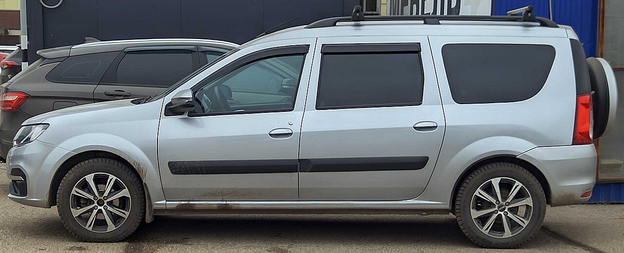 Фото модели: Lada Largus, вид сбоку