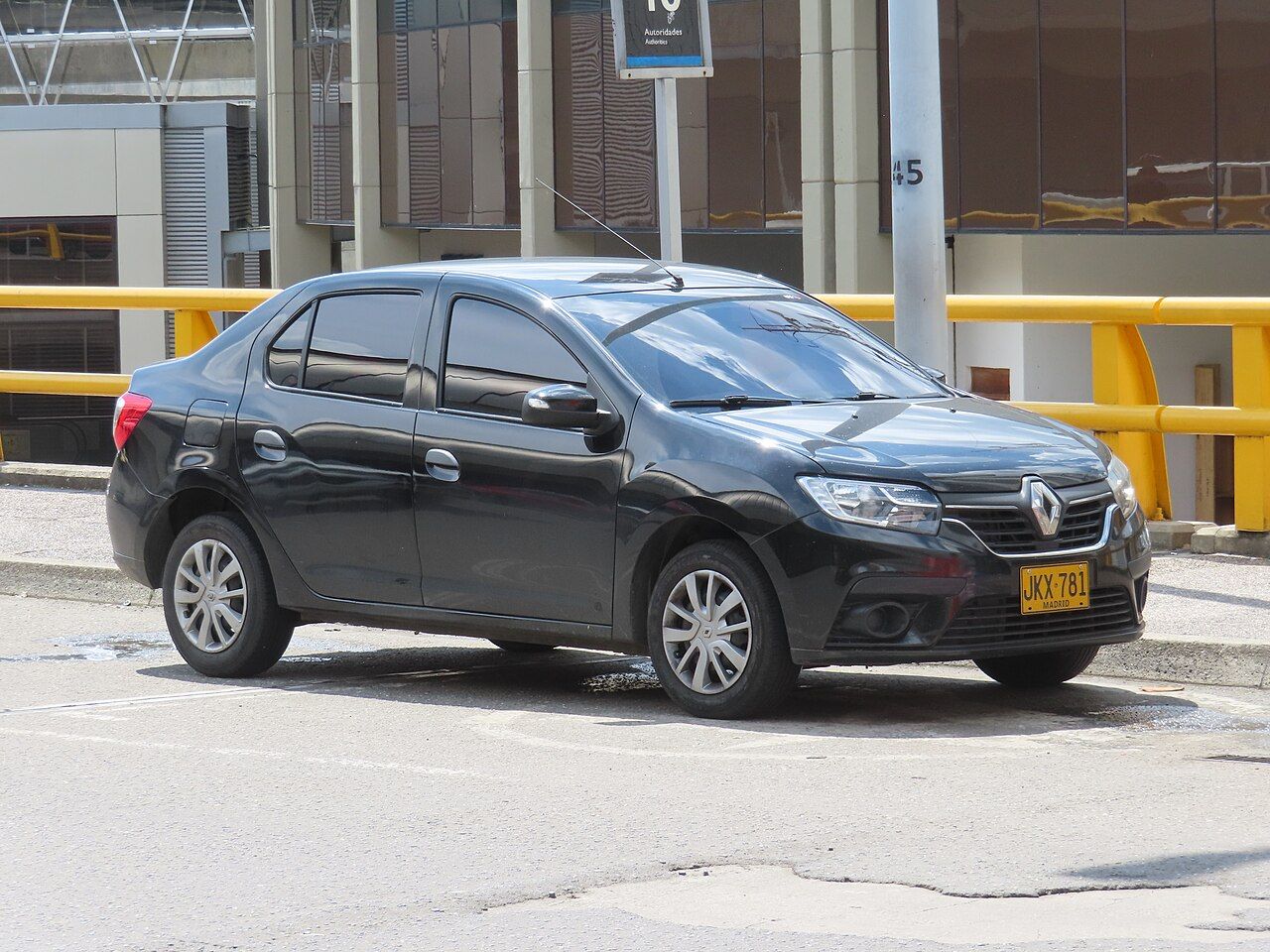 Фото модели: Renault Logan, вид спереди сбоку