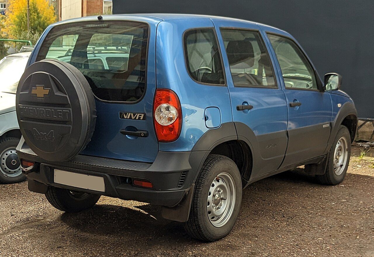 Фото модели: Chevrolet Niva, вид сзади сбоку