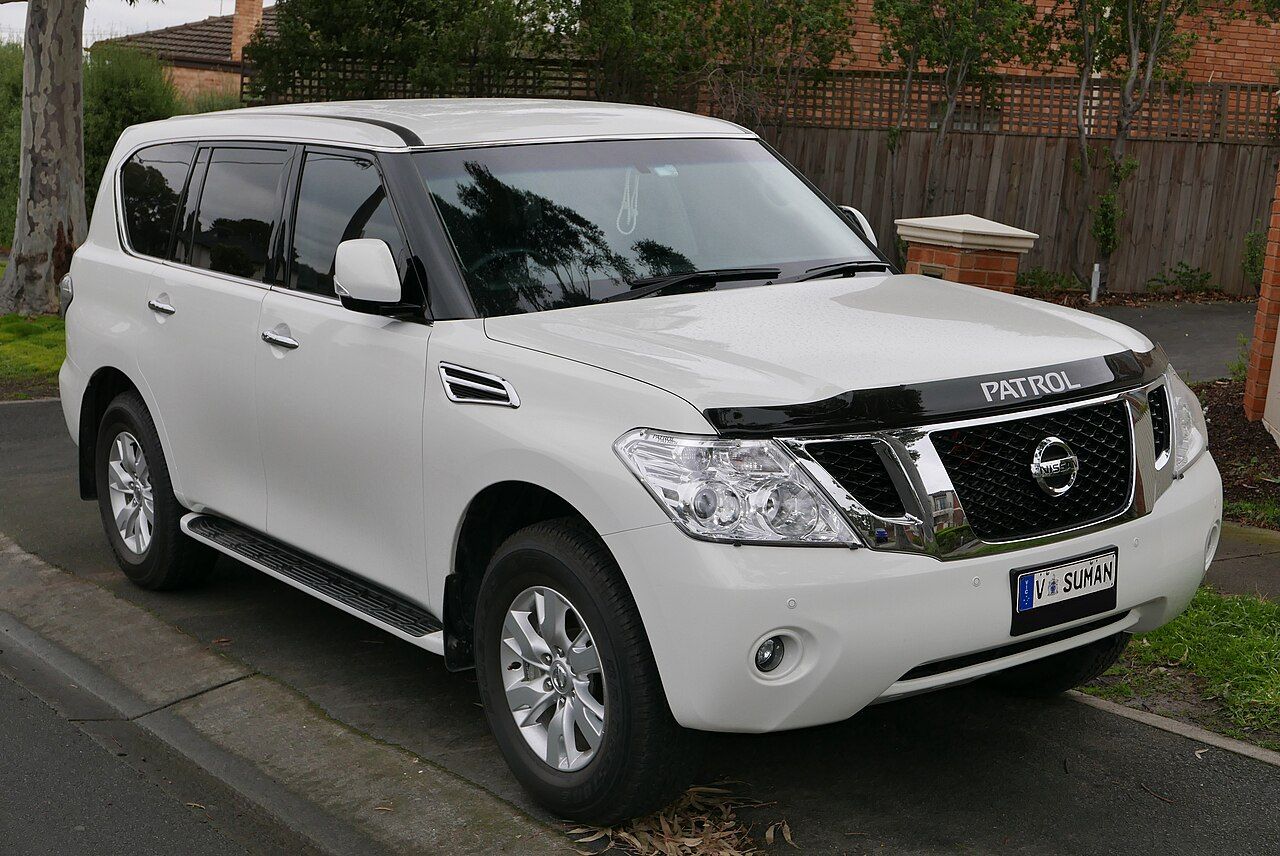 Фото модели: Nissan Patrol, вид спереди сбоку