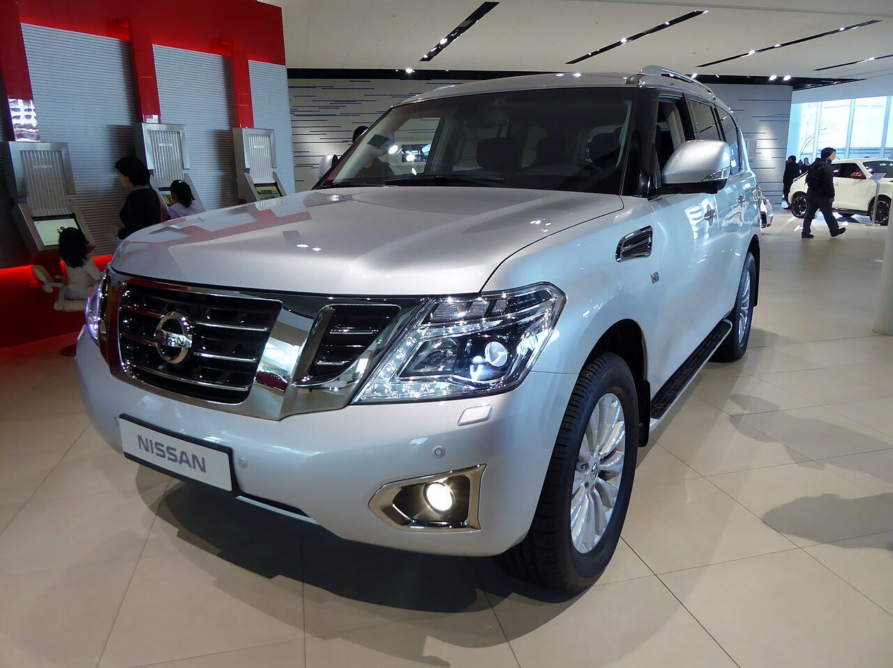 Фото модели: Nissan Patrol, вид спереди